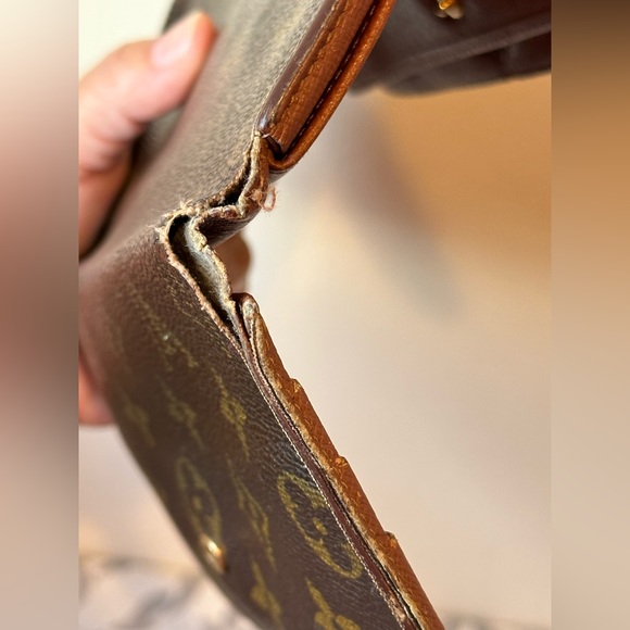 Louis Vuitton Monogram Sarah Wallet - Picture 8 of 12